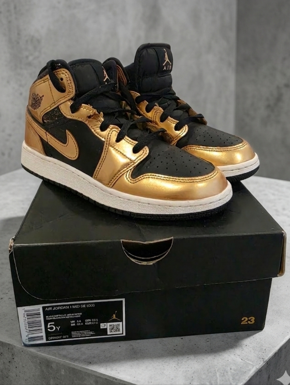 Air Jordan 1 Mid SE Metallic Gold - Size 5Y [Special Note Right Shoe]